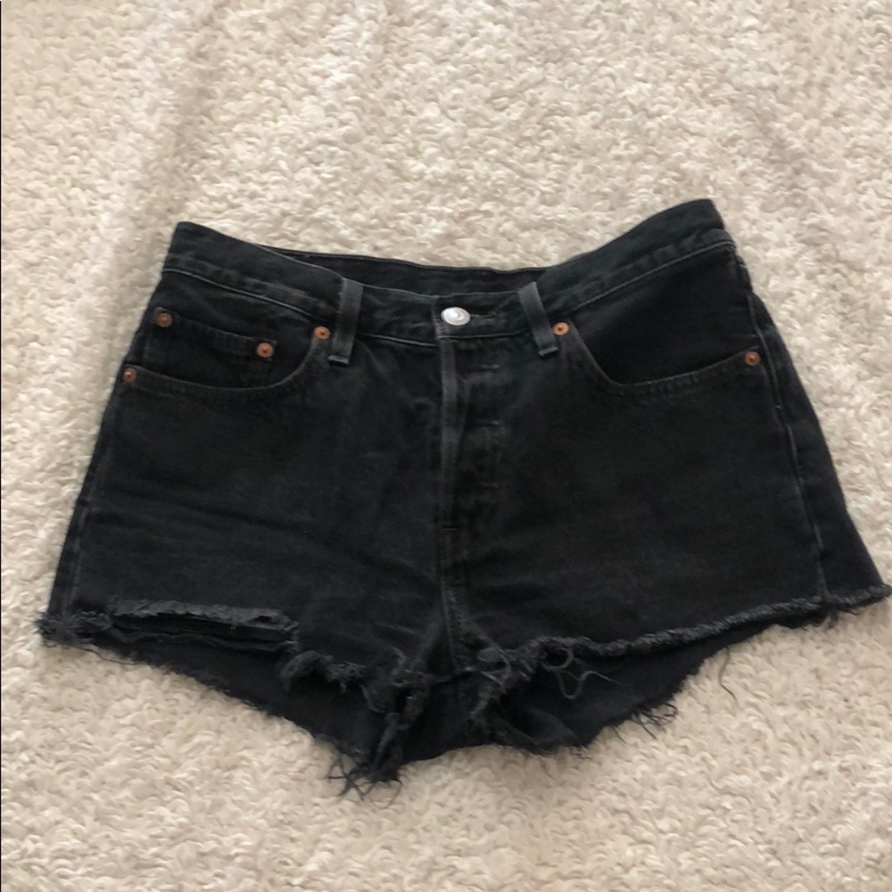 Mid-rise black Levi shorts